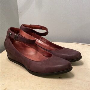 Dansko size 41 Women's Plum Ankle Strap wedges